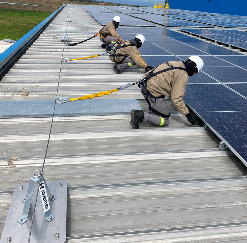 Linha de Vida e Placas Solares Fotovoltaicas: Uma Parceria Essencial para a Segurança