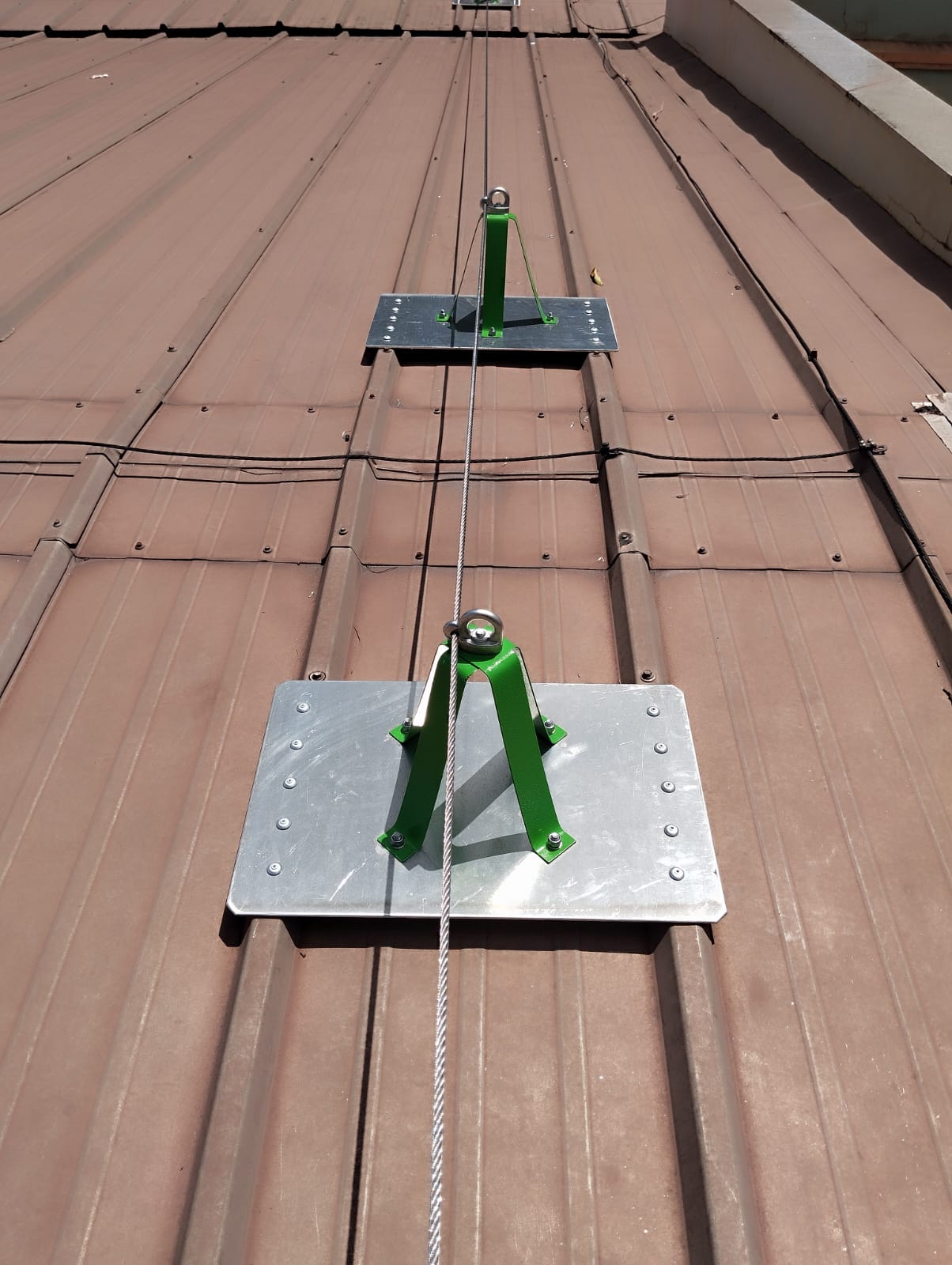 Dispositivo de Ancoragem para Telhados Metálicos