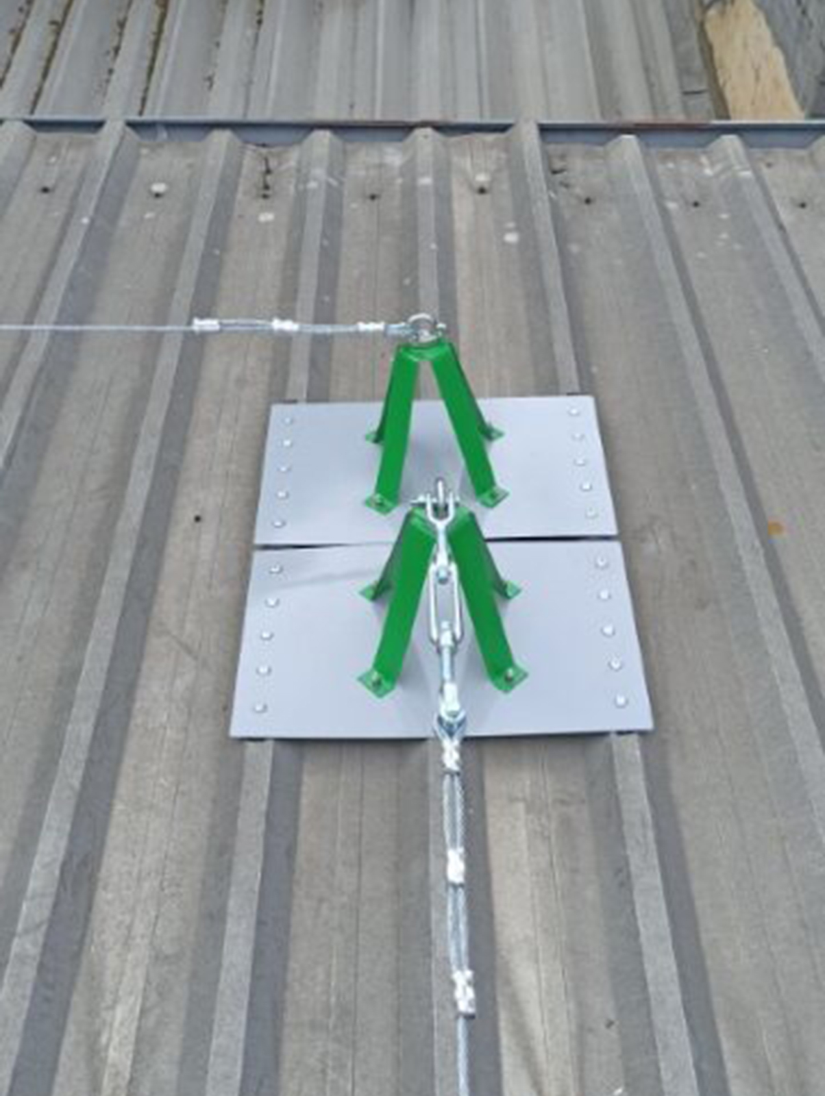 Dispositivo de Ancoragem para Telhados Metálicos